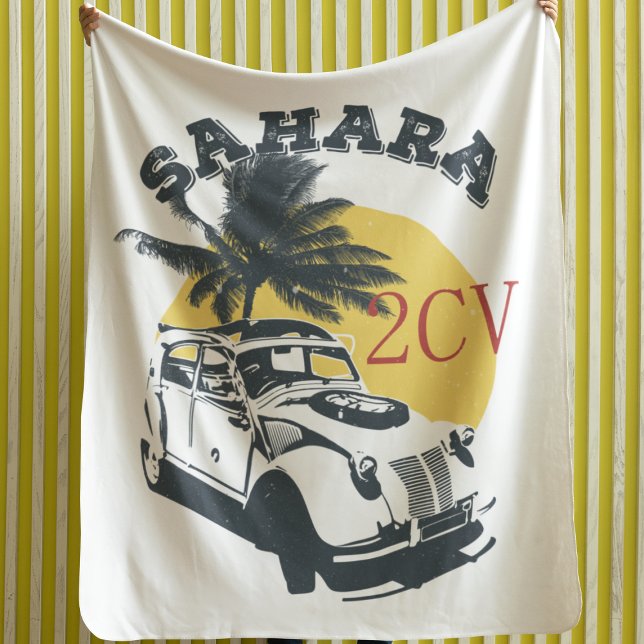 2cv Deux Chevaux Sahara Offroad Oldtimer Fleecedecke (2CV Sahara Fleece Blanket in White with a Dark Grey Yellow and Red Nature Illustration)