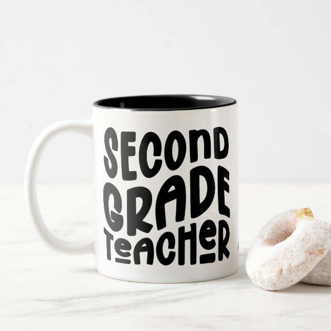 2nd Grade Teacher Black Typography Design Zweifarbige Tasse (Mit Donut)