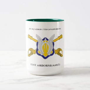 2ND SQUADRON 17TH CAVALRY(RECON) 101ST IM FLUGZEUG ZWEIFARBIGE TASSE