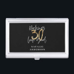 30 Aussehen gut Gold Geburtstagsfeier iPad Visitenkarten Dose<br><div class="desc">Feiern Sie Ihren 30. Geburtstag stilvoll mit diesem schwarzen,  weißen und goldenen Effekt 30 und fabelhaftem Geburtstagsdesign. Modernes Design mit Skripttext und fett gedruckter Grafik. Ändern Sie die Farbe,  um sie anzupassen. Teil einer Sammlung.</div>