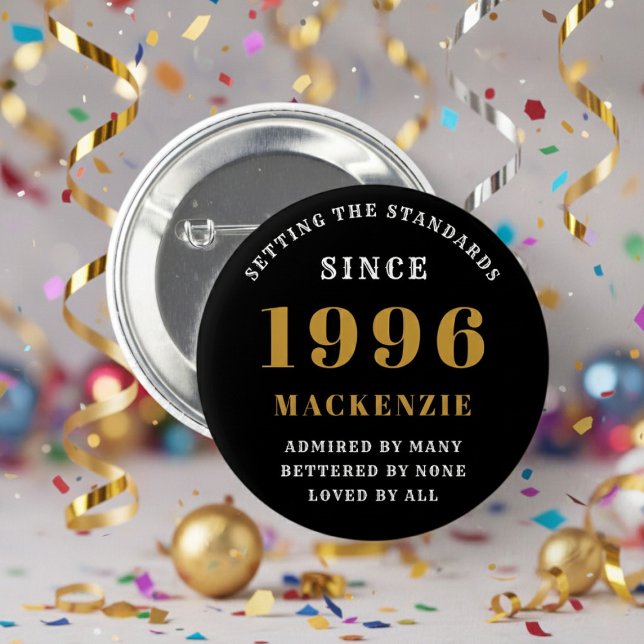 30. Geburtstag 1996 Elegant Chic Schwarz Gold Button (Born 1996 birthday button badge. Background out of focus.)