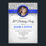 30. Geburtstag Foto - Silver White Royal Blue Einladung<br><div class="desc">30. Geburtstag Einladung mit Ihrem Foto Elegantes Design mit Imitaten Glitzer silber,  weiß und ein Hauch von königsblau. Ideal für eine Frauenfeier zum dreißigsten Geburtstag. Es kann für jedes Alter angepasst werden!</div>