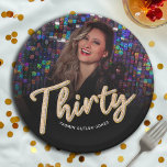 30. Geburtstag Foto-Skript Gold Pappteller<br><div class="desc">Dreißig Gold und Silber Glitzer beeinflussen Skripttext Foto moderne Party Teller. Personalisieren Sie diese Geburtstags-Party-Script-Foto Geburtstagstorte mit Ihrem eigenen Geburtstagsmädchen-Namen und einem Foto Ihres Geburtstagsmädchens. Weitere Jahre und passende Artikel sind verfügbar. © Original Design von Sarah Trett für www.mylittleeden.com auf Zazzle.</div>