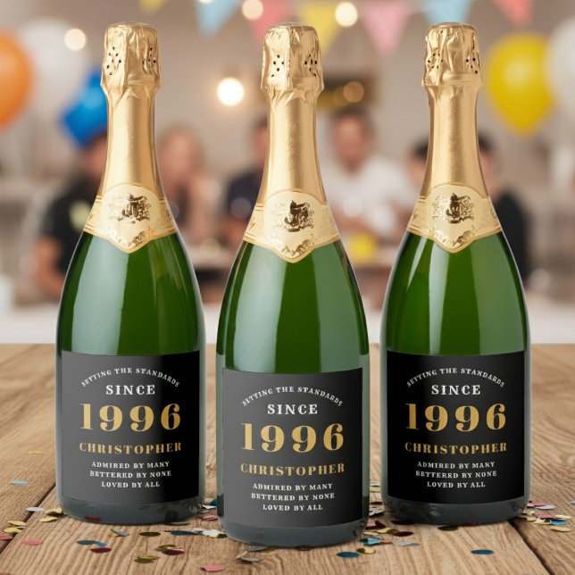 30. Geburtstag Geboren 1996 Name hinzufügen Schwar (Born 1996 birthday sparkling wine labels. Background out of focus.)