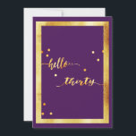 30. Geburtstag Party lila Gold hallo dreißig Einladung<br><div class="desc">Elegant und modern für ein 30. Geburtstag Party. Dunkle lila Kulisse und Imitate Goldtext geschrieben mit einem trendigen handgeschriebenen Stil: hallo dreißig mit goldener Dekoration. Zurück: Vorlagen für Ihre Party-Informationen,  goldene Buchstaben.</div>