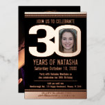 30. Geburtstag Party Schwarz und Rose Goldfolie Fo Folieneinladung<br><div class="desc">Fett einfache Grafik Schwarz, und Rose Gold-Folie oder Ihre eigene Folie Farbe Foto Vorlage 30. Geburtstag Party Einladung. Personalisieren Sie diese beattelte Meilenstein-Geburtstagseinladung mit Ihren eigenen Geburtstagsfeierdetails, und ein Foto Ihres Geburtstagsjungen oder -mädchens in der Mitte der 0 in 30 und ein komplettes Foto auf der Rückseite. Andere Jahre Farben...</div>