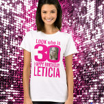 30. Geburtstag rosa Aussehen 30 benutzerdefinierte T-Shirt<br><div class="desc">30. Geburtstag rosa auf weiß, schauen Sie, wer ist 30 benutzerdefinierte Foto und nennen Sie T - Shirt. Spaß 30. personalisiert Foto Hot Rosa und Weiß Geburtstag Tee Design. Personalisieren Sie dieses Shirt mit einem Foto des Geburtstagsmädchens in der Mitte der Zahl 0. Eine tolle Idee, um einem Meilenstein 30....</div>