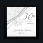 30. Hochzeitsszenario Erinnerungskiste<br><div class="desc">🥇 ORIGINAL COPYRIGHT ART DESIGN VON Donna Siegrist NUR AUF ZAZZLE VERFÜGBAR! 30. Wedding Anniversary Design Sake Box bereit für Sie zu personalisieren. ✔ HINWEIS: ÄNDERN SIE NUR DIE VORLAGEBEREICHE, DIE SIE BENÖTIGEN! 😀 Sie können den Text bei Bedarf entfernen und neu hinzufügen, was immer Sie möchten und welchen Schriftart...</div>
