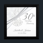 30. Hochzeitsszenario Erinnerungskiste<br><div class="desc">🥇 ORIGINAL COPYRIGHT ART DESIGN VON Donna Siegrist NUR AUF ZAZZLE VERFÜGBAR! 30. Wedding Anniversary Design Sake Box bereit für Sie zu personalisieren. ✔ HINWEIS: ÄNDERN SIE NUR DIE VORLAGEBEREICHE, DIE SIE BENÖTIGEN! 😀 Sie können den Text bei Bedarf entfernen und neu hinzufügen, was immer Sie möchten und welchen Schriftart...</div>