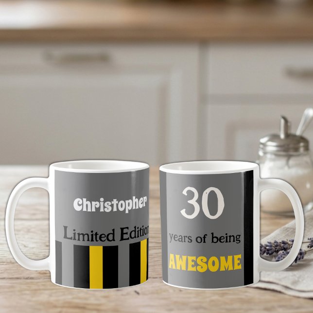 30 Jahre phantastischer Name Graugelb Kaffeetasse (Von Creator hochgeladen)
