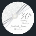 30. Pearl Wedding Jubiläum Design Runder Aufkleber<br><div class="desc">🥇 ORIGINAL COPYRIGHT ART DESIGN VON Donna Siegrist NUR AUF ZAZZLE VERFÜGBAR! Aufkleber. Round Labels in einem schönen 30. Pearl Wedding Anniversary Design, ein perfekter Weg, um Ihre Produkte auf einzigartige Weise zu verzieren. ✔ HINWEIS: ÄNDERN SIE NUR DIE VORLAGEBEREICHE, DIE SIE BENÖTIGEN! 😀 Sie können bei Bedarf den Text...</div>