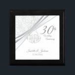 30. Pearl Wedding Jubiläum Design Schmuckschachtel<br><div class="desc">🥇 ORIGINAL COPYRIGHT ART DESIGN VON Donna Siegrist NUR AUF ZAZZLE VERFÜGBAR! 30. White Pearl Wedding Jubiläum Design halten Geschenkboxen bereit für Sie zu personalisieren. Ideal für ein Jubiläum oder Hochzeit einfach durch Änderung der Formulierung. ✔ HINWEIS: ÄNDERN SIE NUR DIE VORLAGEBEREICHE, DIE SIE BENÖTIGEN! 😀 Sie können bei Bedarf...</div>