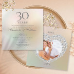 30. Pearl Wedding Jubiläum Foto Square Invita Einladung<br><div class="desc">Diese elegante 30-jährige Hochzeitsjubiläumsveranstaltung mit einer Perlenperle ist personalisiert mit Ihren speziellen Perljubiläumsinformationen auf Perlenhintergrund und Ihrem besonderen Foto und Terminen auf der Rückseite. Entwickelt von Thisisnotme©</div>