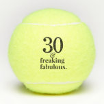 30 und fabelhafte Geburtstagszeit Funny Custom Age Tennisbälle<br><div class="desc">30 und "Freaking Fabulous" Zitat auf einen lustigen,  maßgeschneiderten Tennisball mit individualisierbarem Alter,  perfekt für eine Tennisreise Geburtstagsfeier oder Coach Keepake Geschenk.</div>