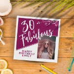 30 und Fabulous Script Foto Magenta 30. Geburtstag Serviette<br><div class="desc">30 und Fabulous Script Foto Magenta 30. Geburtstag Napkins. Trendweiße Schrift und weißes Blattwerk mit einem eigenen Foto. Machen Sie für sie Ihre eigenen Papierservietten zum 30. Geburtstag aus dem Party. Passen Sie den Namen und das Alter an und legen Sie Ihr Foto in die Vorlage ein.</div>