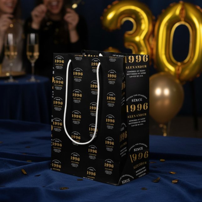30th Birthday 1996 Black Gold Chic Elegant Mittlere Geschenktüte (Born 1996 gift bag. Background out of focus.
)