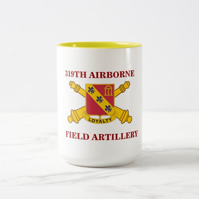 319TH IM FLUGZEUG FELD-ARTILLERIE-TASSE ZWEIFARBIGE TASSE (Mittel)