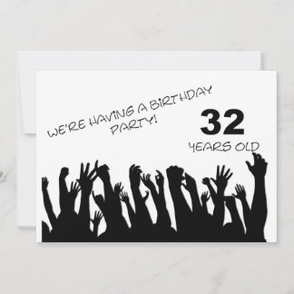 32. Party Einladung mit jubelnden Menschenmengen