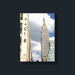 34th Street Empire State Gebäude Manhattan NYC Leinwanddruck<br><div class="desc">Das Imperium State Gebäude und die Kaufhäuser an der 34th Street in der Innenstadt sind in Originalfarben zu sehen. Fotografiert in Manhattan, New York City. Viele weitere NYC- und Naturfotos sind in diesem Shop erhältlich. Sehen Sie nicht genau, wonach Sie suchen? Kontaktieren Sie Rebecca um ein Produkt speziell für Sie...</div>