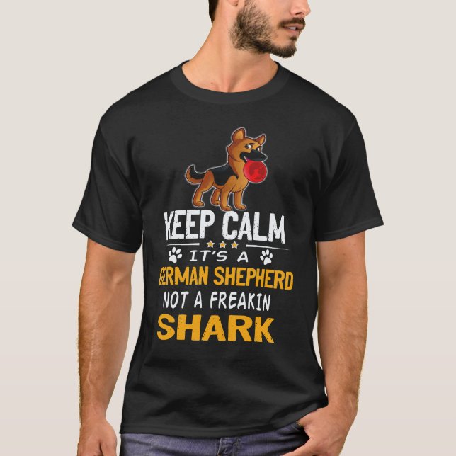 35 Bleib ruhig, es ist ein Deutscher Schäferhund,  T-Shirt (Vorderseite)