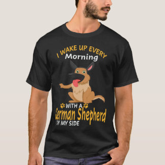 35 Ich wache jeden Morgen mit einem Deutschen Schä T-Shirt