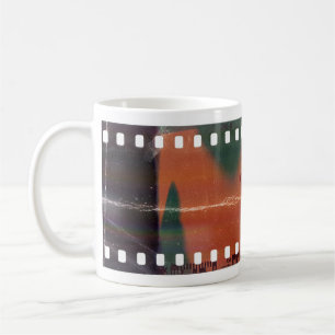 35-mm-Filmstreifen Anfang, coole Kratzer. Kaffeetasse