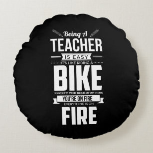 38.Ein Lehrer wie ein Fahrrad zu sein ist in Brand Rundes Kissen