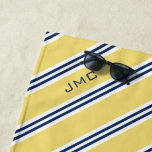 3-Buchstaben-Monogramm-Streifen Gelb und Blau Strandtuch<br><div class="desc">Modernes und stilvolles Monogramm- und Stripmuster-Design.</div>