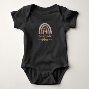 3. Klasse Vibes Regenbogen Dritte Klasse Zurück zu Baby Strampler