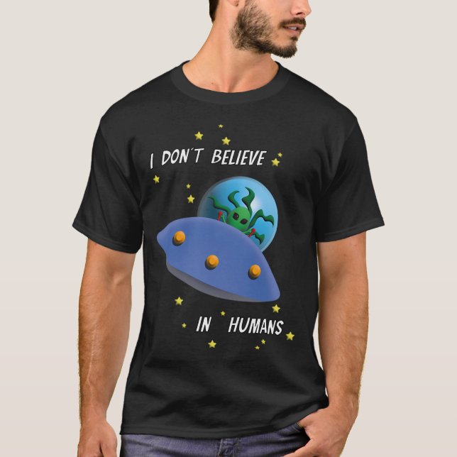 3D-Illustration einer Alien über sein Raumschiff m T-Shirt (Vorderseite)
