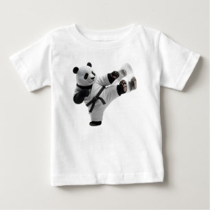 3D-Panda führt einen dynamischen Karate-Tritt aus Baby T-shirt