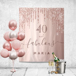 40 fabelhafte Geburtstagsfeier Glitzer Rose golden Wandteppich<br><div class="desc">Ein trendiger und glamouröser 40. Geburtstagsgeschmack. Eine gürtelige Rose goldfarbenen Hintergrund mit Rose Gold und rosa Imitat Glitzer Tropfen,  Farbe Tropflook. Mit dem Text: 40 und fabelhaft. Personalisieren und einen Namen hinzufügen. Brauner Text. Das Wort Fabulous wird mit einem modernen handgeschriebenen Stilskript mit Swashes geschrieben.</div>
