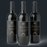 40 fabelhafte Geburtstagsparty Black Gold Party Weinetikett<br><div class="desc">Einfaches und elegantes 40. Geburtstagsweinlabel. Ein klassischer schwarzer Hintergrund mit zwei glänzenden Weingläsern, flötet als Dekoration. Mit dem Text: 40 und fabelhaft. Personalisieren und fügen Sie einen Namen und ein Datum hinzu. Geburtsdatum oder Geburtsdatum des Party. Goldene Buchstaben. Das Wort Fabulous wird mit einem modernen handgeschriebenen Stilskript mit Swashes geschrieben....</div>