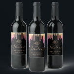 40 fabelhafte Tropfen zum Geburtstag schwarz-rosa  Weinetikett<br><div class="desc">Ein trendiges und glamouröses 40. Geburtstagslabel. Ein klassischer schwarzer Hintergrund mit regenbogenfarbenen Imitaten Glitzer Tropfen, Farbe Tropfen in lila, rosa und Rose Gold. Mit dem Text: 40 und fabelhaft. Personalisieren und fügen Sie einen Namen und ein Datum hinzu. Geburtsdatum oder Geburtsdatum des Party. Golden farbiger Text. Das Wort Fabulous wird...</div>