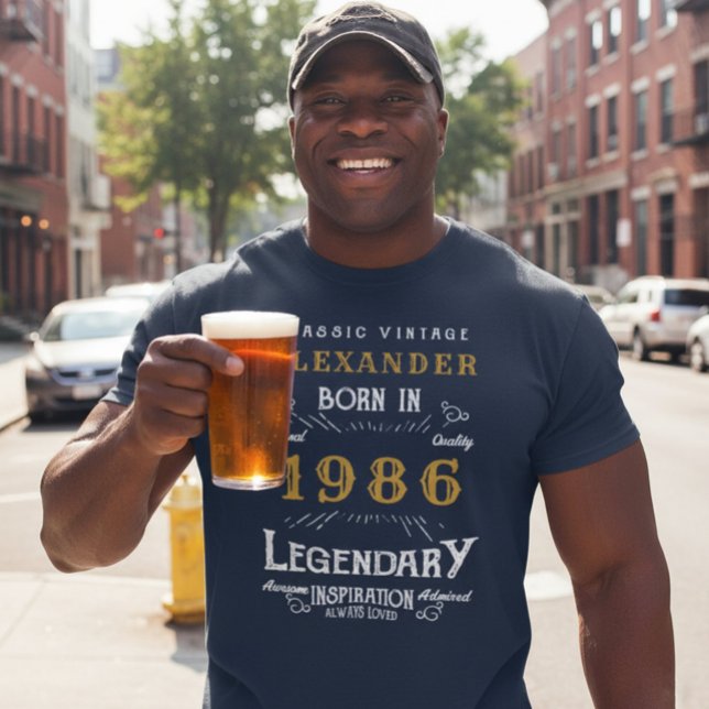 40. Geburtstag 1983 Name Blue Gold Legendary hinzu T-Shirt (1986 blue t-shirt with a street backdrop)