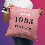 40. Geburtstag 1983 Pink Girly Elegant Chic Kissen<br><div class="desc">Mit diesem personalisierten Kissen, das jedem Zimmer ein elegantes und elegantes Ambiente verleiht, feiern Sie einen besonderen 40. Geburtstag. Stellen Sie sicher, dass Sie Ihre besondere Touch zu diesem rosa und grauen, benutzerdefinierten Kopfkissen mit einer aussagekräftigen Nachricht und ihrem Namen hinzufügen. Dieses personalisierte 40. Geburtstagsgeschenk ist perfekt für die Mädchen...</div>
