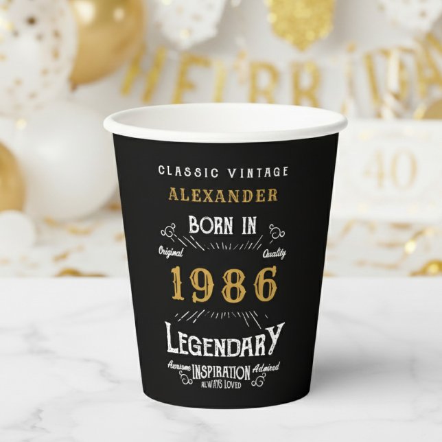 40. Geburtstag 1986 Legendärer Retro Pappbecher (1986 birthday black paper cup on a white and gold background.)