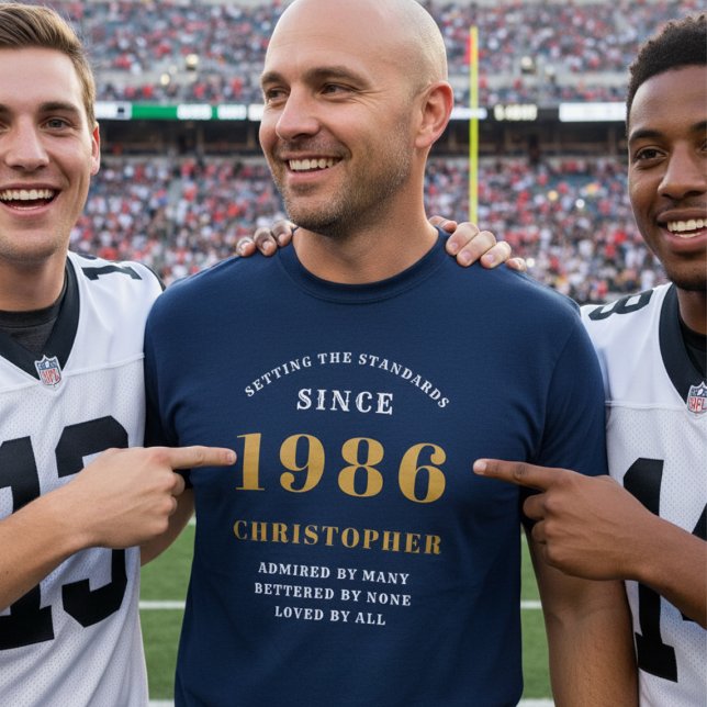 40. Geburtstag 1986 Personalisierter Individuelle  T-Shirt (personalized blue 1986 t-shirt worn by a man at a football ground)