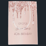 40. Geburtstag 40 Rose Gold Glitzer Tropfen Mittlere Geschenktüte<br><div class="desc">Eine Geschenktasche für einen gmädchenhaften und glamourösen 40. Geburtstag. Ein Imitat Rose goldener Hintergrund mit einem eleganten Imitat Rose Gold Glitzer Tropfen,  Farbe Tropfen aussehen. Der Text: Der Name ist in dunklem Gold der Rose mit einem modernen handgeschriebenen Schriftsatz geschrieben. Tempate für ein Datum und Alter 40.</div>