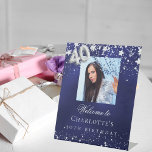 40. Geburtstag blauen Silberstars Foto willkommen Sockelschild<br><div class="desc">Ein Willkommensschild für ein 40. Party. Ein marineblauer Hintergrund mit eleganten Imitaten,  die silberne Sterne tragen. Die blaue Farbe ist ungleichmäßig. Personalisieren und fügen Sie ein Foto,  einen Namen und einen Text. Weiße Buchstaben.</div>