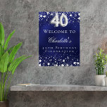 40. Geburtstag blauer Silberstars heißen Party wil Poster<br><div class="desc">Ein Begrüßungspposter für ein 40. Party. Ein marineblauer Hintergrund mit eleganten Imitaten,  die silberne Sterne tragen. Die blaue Farbe ist ungleichmäßig. Personalisieren und fügen Sie einen Namen und Text hinzu. Weiße Buchstaben.</div>