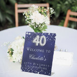 40. Geburtstag blauer Silberstars heißen Party wil Sockelschild<br><div class="desc">Ein Willkommensschild für ein 40. Party. Ein marineblauer Hintergrund mit eleganten Imitaten,  die silberne Sterne tragen. Die blaue Farbe ist ungleichmäßig. Personalisieren und fügen Sie einen Namen und Text hinzu. Weiße Buchstaben.</div>