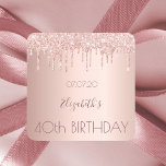 40. Geburtstag blush Rose Gold Glitzer Tropfen Nam Quadratischer Aufkleber<br><div class="desc">Ein Aufkleber für ein mädchenhaftes und glamouröses 40. Geburtstags-Party. Ein Imitat Rose gold metallische Hintergrund mit einem eleganten Imitat Rose Gold Glitzer Tropfen,  Farbe Tropfen aussehen. Der Text: Der Name ist in dunklem Rose Gold geschrieben,  mit einem großen,  modernen Schriftsatz. Vorlage für Namen,  Alter 40 und Datum.</div>