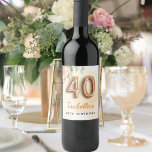 40. Geburtstag Blütengold-Rose Eukalyptus Monogram Weinetikett<br><div class="desc">Für eine elegante und weibliche Geburtstagsparty. Ein goldfarbener Hintergrund. Dekoriert mit einer Rose Gold und rot rosa Rose Blume, florale, grüne Eukalyptus Blätter, Sprigs, Grün und Imitat Goldsprigs. Personalisieren und einen Namen. Schwarze und goldene Buchstaben. Der Name ist mit einem modernen handgeschriebenen Stilskript geschrieben. Nummer 40 ist mit einem goldenen...</div>