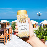 40. Geburtstag Glitzer Selters Dosenkühler<br><div class="desc">Für ein elegantes Party zum 40. Geburtstag. Ein schick weißer Hintergrund. Dekoriert mit Imitaten Gold Glitzer,  Glitzern. Personalisieren und einen Namen hinzufügen. Der Name wird mit einem handgeschriebenen Stilskript geschrieben. Nummer 40 mit Schriftart im Ballonstil.</div>