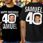 40. Geburtstag individuelle Name Fotovorlage weiß T-Shirt<br><div class="desc">Herzlichen Glückwunsch zum 40. Geburtstag, weißer Text, benutzerdefiniertes Foto und Name auf der dunklen Farbe Ihres T - Shirt. Spaß 40. personalisiertes Foto in fett schwarz und kontrastierend weißen Geburtstag Tee Design. Personalisieren Sie dieses Geburtstagsgeschenk mit zwei Fotografien des Geburtstags in der Mitte der Zahl 0 auf der Vorderseite und...</div>