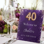 40. Geburtstag lila Glitzer Glitzern willkommen Sockelschild<br><div class="desc">Ein Begrüßungszeichen für ein mädchenhaftes und glamouröses 40. Party. Ein tiefer lila Hintergrund mit Glitzer aus Imitaten,  Glitzern. Die lila Farbe ist ungleichmäßig. Personalisieren und einen Namen.</div>