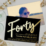 40. Geburtstag Party-Drehbuch Schwarzes Gold Folieneinladung<br><div class="desc">Vierzig Schwarz-Gold-Folie oder Ihre eigene Folienfarbe. Personalisieren Sie diese 40. Geburtstag Party Script Meilenstein Geburtstagseinladung mit Ihren eigenen Geburtstagsparty Details und ein Foto Ihres Geburtstagsmädchens auf der Rückseite. Andere Jahre,  Farben und passende Artikel sind verfügbar. © Original Design von www.mylittleeden.com auf Zazzle.</div>