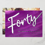 40. Geburtstag Party lila Kunst Goldskript Folieneinladung<br><div class="desc">Vierzig abstrakter amethystischer lila lila Kunsthintergrund mit Goldfolie oder eigener Folienfarbe. Personalisieren Sie diese 40. Geburtstag Party Script Meilenstein Geburtstagseinladung mit Ihren eigenen Geburtstagsparty Details und ein Foto Ihres Geburtstagsmädchens auf der Rückseite. Andere Jahre, Farben und passende Artikel sind verfügbar. Amethyst ist der Geburtsstein für Februar und ist somit eine...</div>