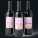 40. Geburtstag Party rosa violette Gartenfloralen Weinetikett<br><div class="desc">Ein elegantes Blumenlabel für ein 40. Geburtstags-Party oder ein Tee-Party. Ein romantischer violetter, rosa und pfirsichfarbener Hintergrund, lila und rosa Buchstaben. Mit hübschen Blume in blauen und ultra violetten Bluebells, rosa Erbschaften und Rose. Ein kleiner Lavendel-farbener Vogel singt. Vorlagen für einen Namen, Alter 40 und Datum. Der Name ist mit...</div>